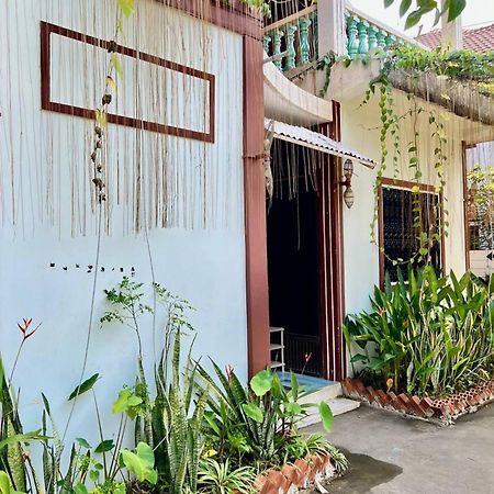 Lotus Blanc Homestay Battambang Exteriör bild