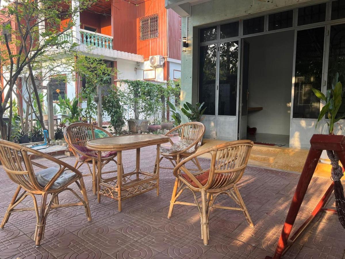 Lotus Blanc Homestay Battambang Exteriör bild